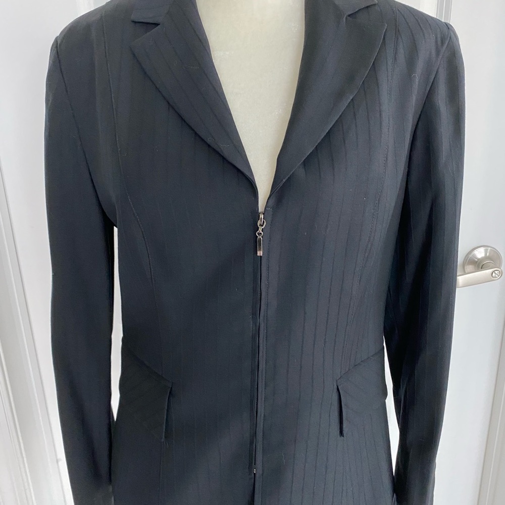 Not just any blazer! This is a super sexy🔥🔥🔥 zip up blazer. Sz 10